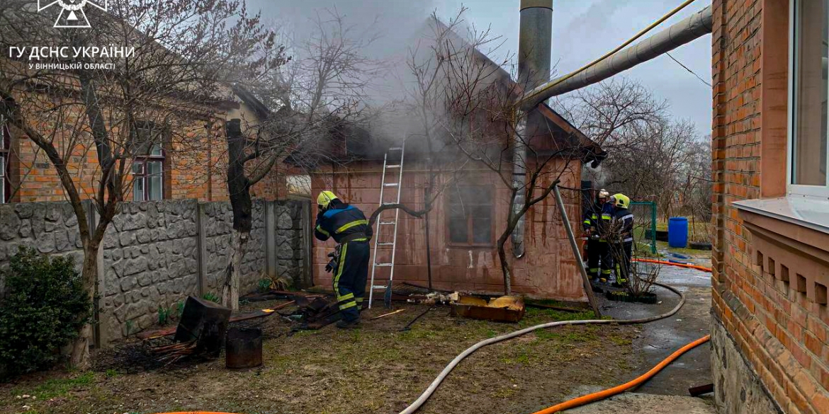 У Вінниці на вулиці Бучми сталася пожежа - горіла господарська будівля