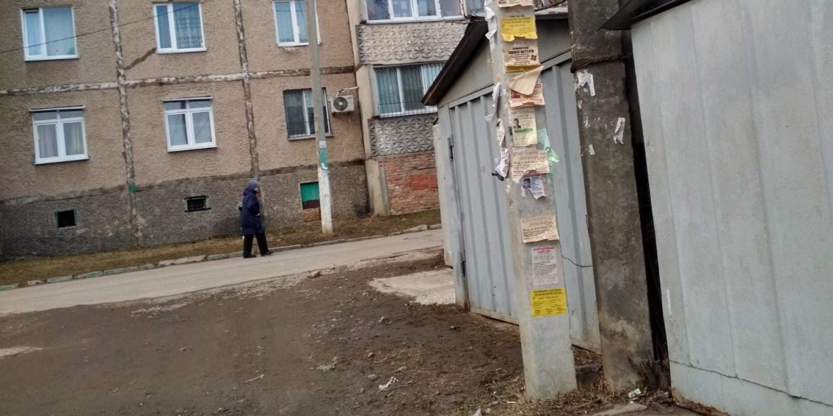 У Вінниці оштрафували чоловіка, який розклеював оголошення на фасаді гуртожитку