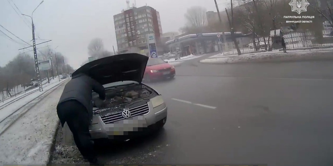 У Вінниці патрульні загасили автомобіль, який загорівся посеред дороги