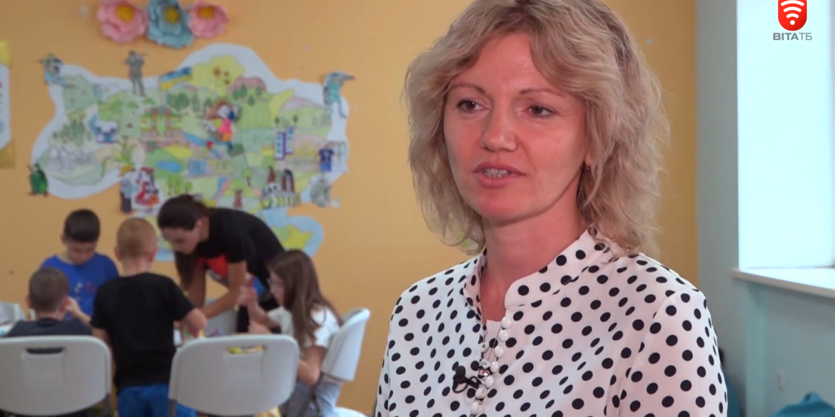У Вінниці переселенка допомагає дітям, які теж тікали від війни, побороти стрес