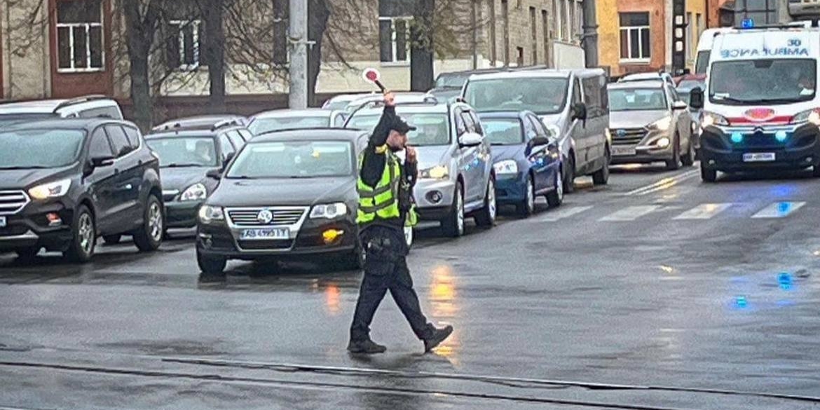У Вінниці під час вимкнення світлофорів дорожній рух регулюватимуть поліцейські