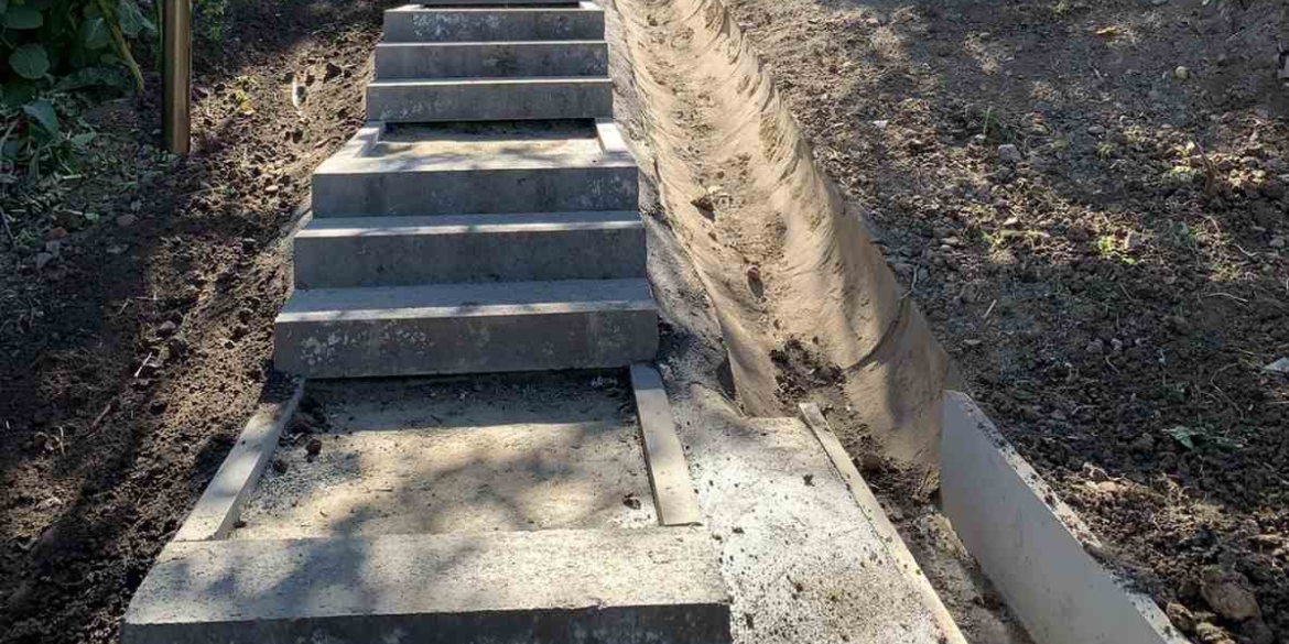 У Вінниці по провулку 8-го Березня ремонтують сходи та облаштовують водостік