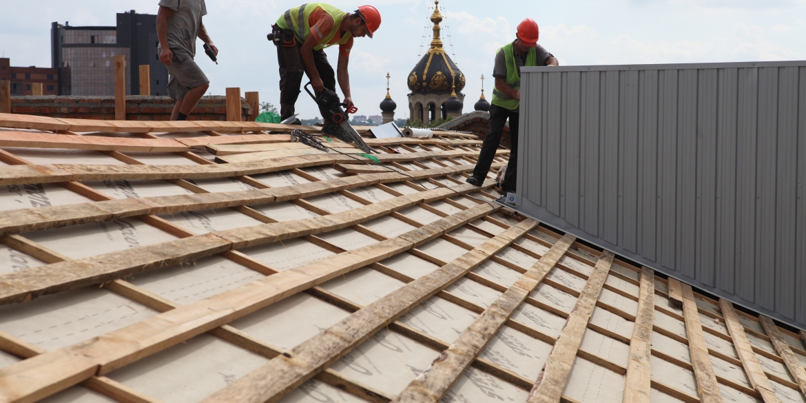 У Вінниці повністю відновили дахи двох будинків після ракетного обстрілу