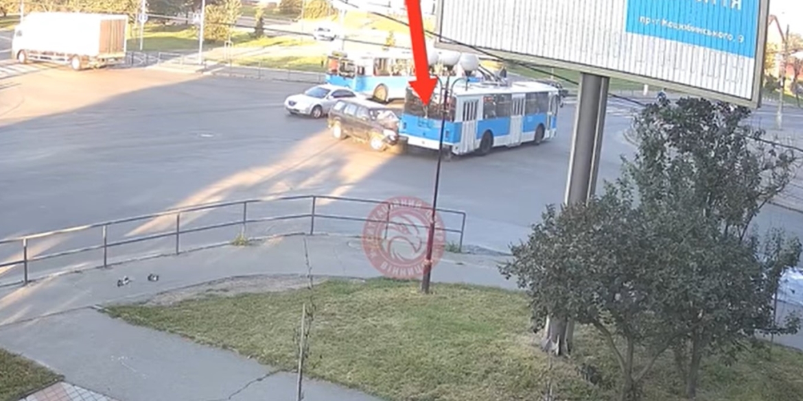У Вінниці позашляховик не розминувся з тролейбусом: водій авто постраждав