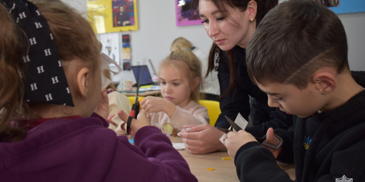 У Вінниці провели майстер-клас із виготовлення флікерів для діток-переселенців