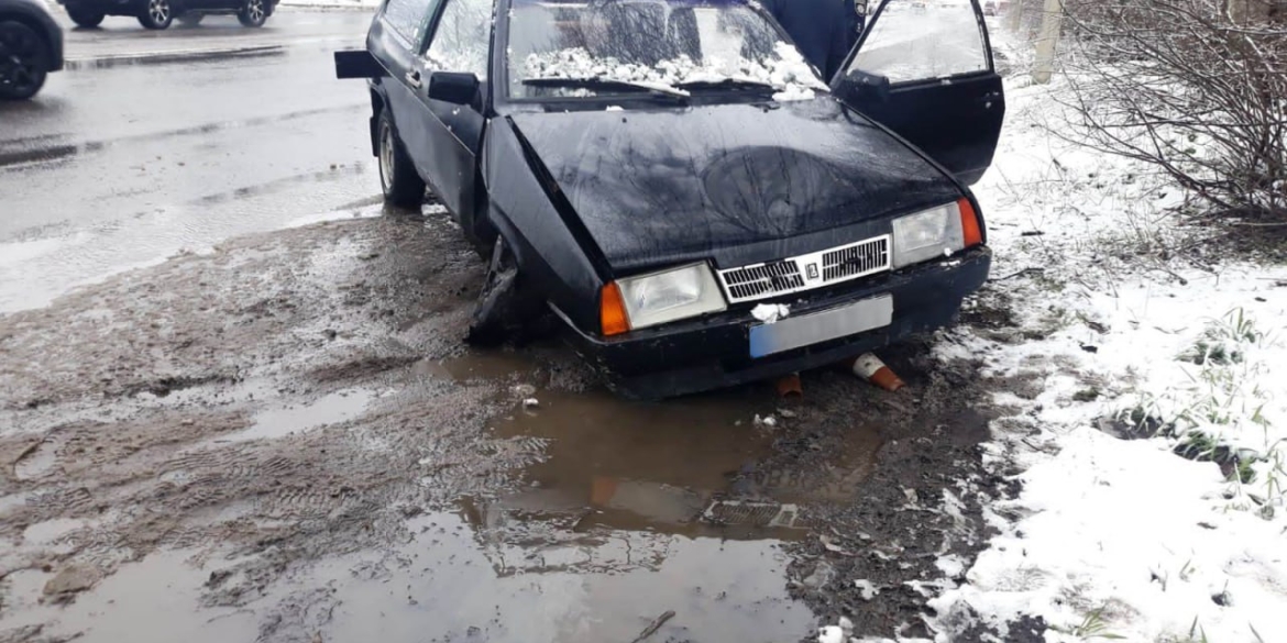 У Вінниці п'яний водій ВАЗу в'їхав у припарковану вантажівку