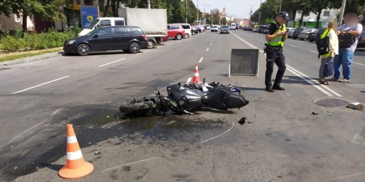 У Вінниці Skoda зіткнулась з мотоциклом - водія двоколісного госпіталізували 
