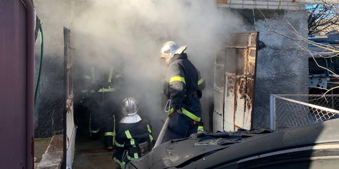 У Вінниці сталася пожежа: згорів гараж та легковий автомобіль