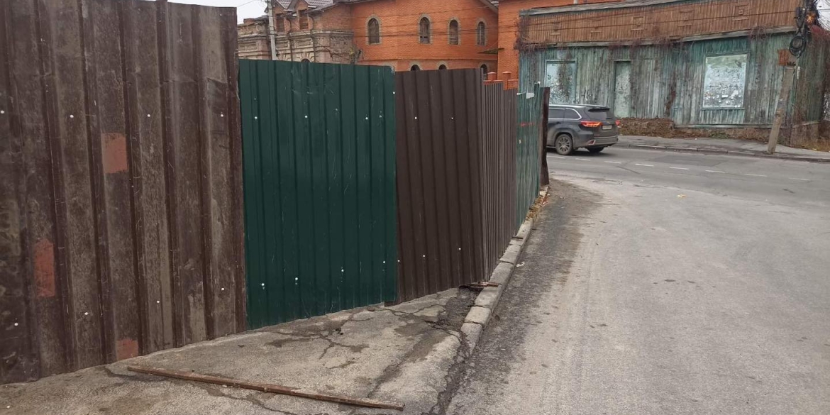 У Вінниці так огородили будмайданчик парканом, що аж "вкрали" тротуар