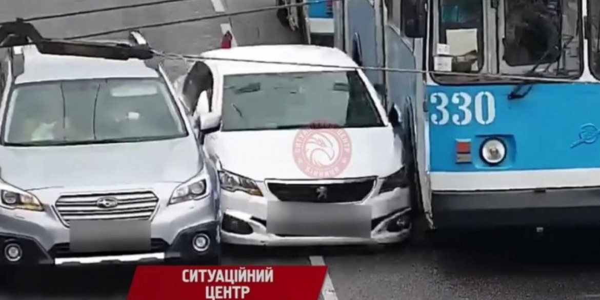 У Вінниці таксист протаранив тролейбус та легковик