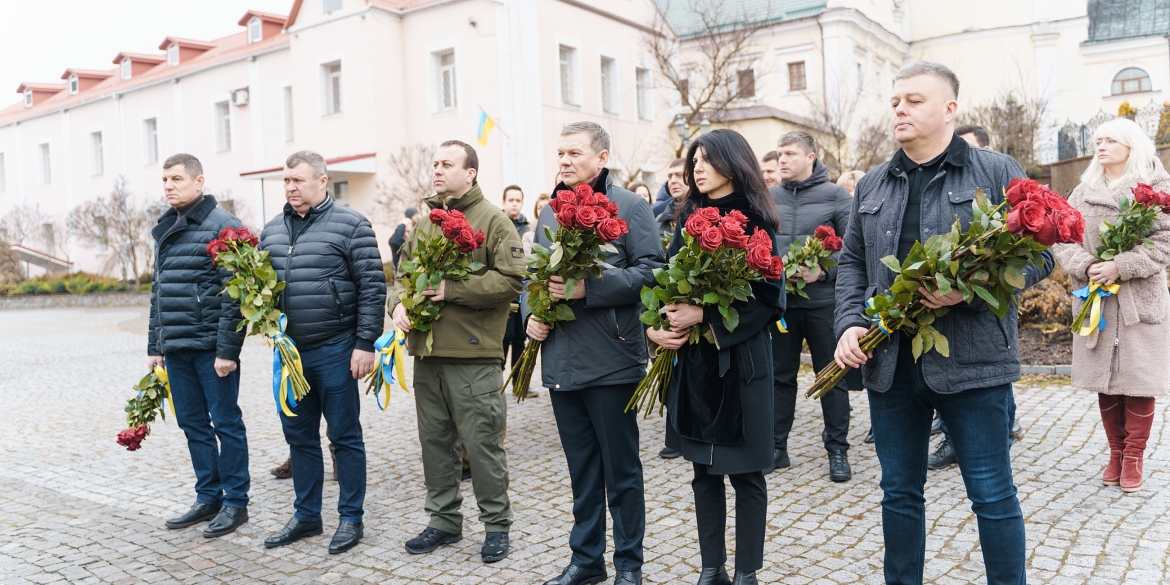 У Вінниці у День Соборності покладанням квітів вшанували подвиг Героїв