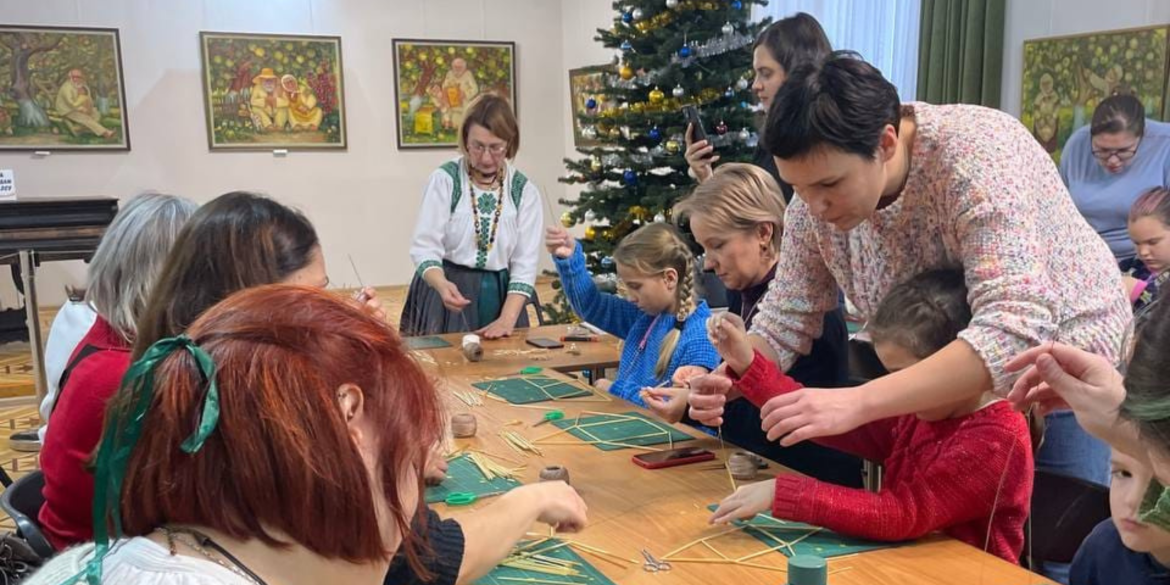 У Вінниці в музеї влаштували майстерклас з виготовлення різдвяних прикрас
