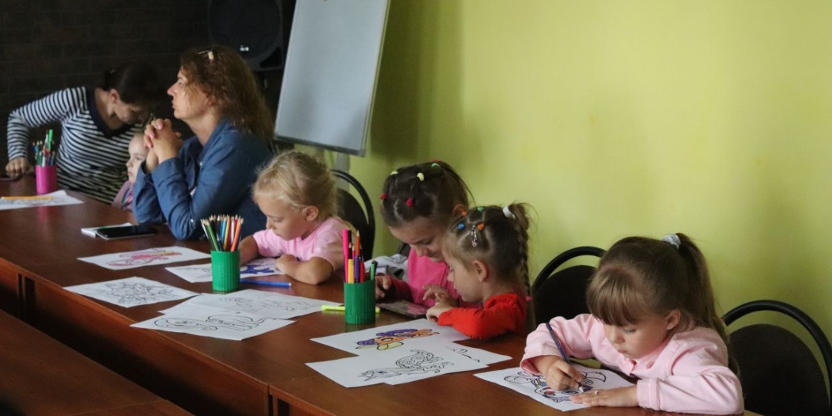 У Вінниці в VinSmart Центрі готують до школи дітей-переселенців