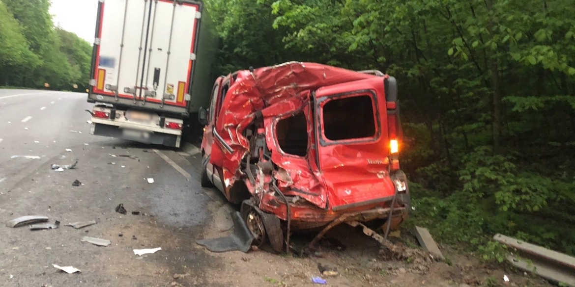У Вінниці вантажівка зіткнулась з мікроавтобусом - загинув один з водіїв