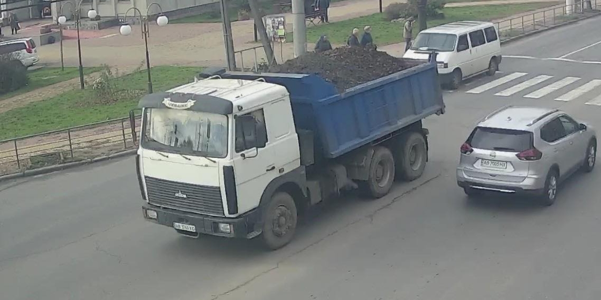 У Вінниці вантажівки забруднили дороги - винуватця зобов'язали поприбрати