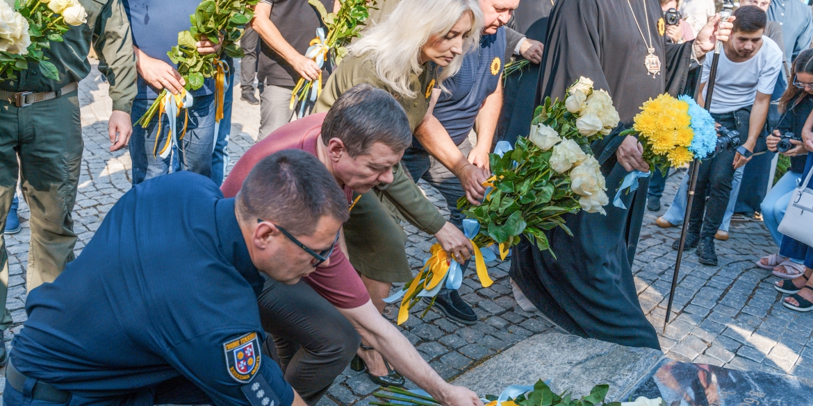 У Вінниці відбулося покладання квітів до пам’ятного знаку загиблих героїв
