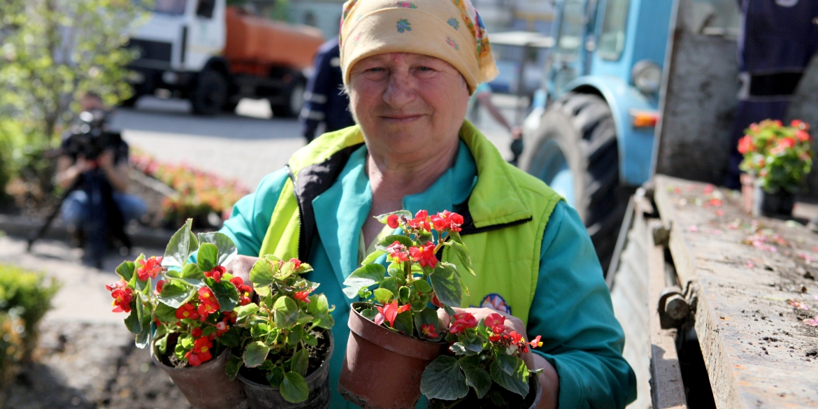У Вінниці висаджують квіти у кольорах прапора та у вигляді вишиванки