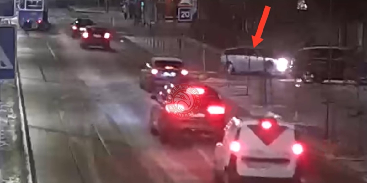 У Вінниці водій BMW влетів у паркан та втік, покинувши авто
