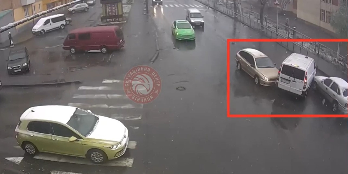 У Вінниці водій Mercedes на перехресті зіткнувся з двома легковиками