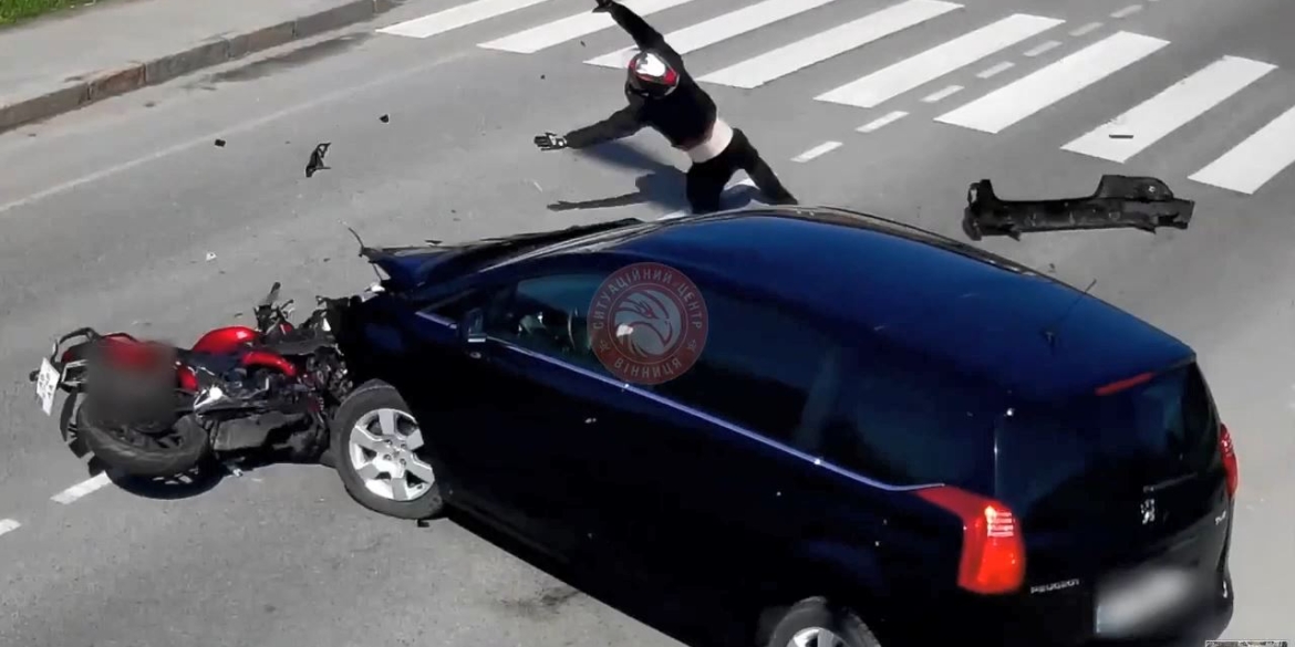 У Вінниці водій Peugeot збив мотоцикліста - той відлетів на кілька метрів