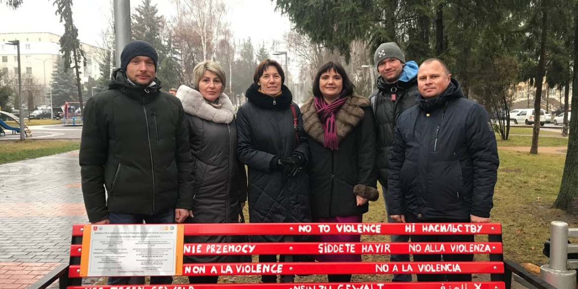 У Вінниці вперше в Україні встановили червону лавку, як символ протидії домашньому насильству