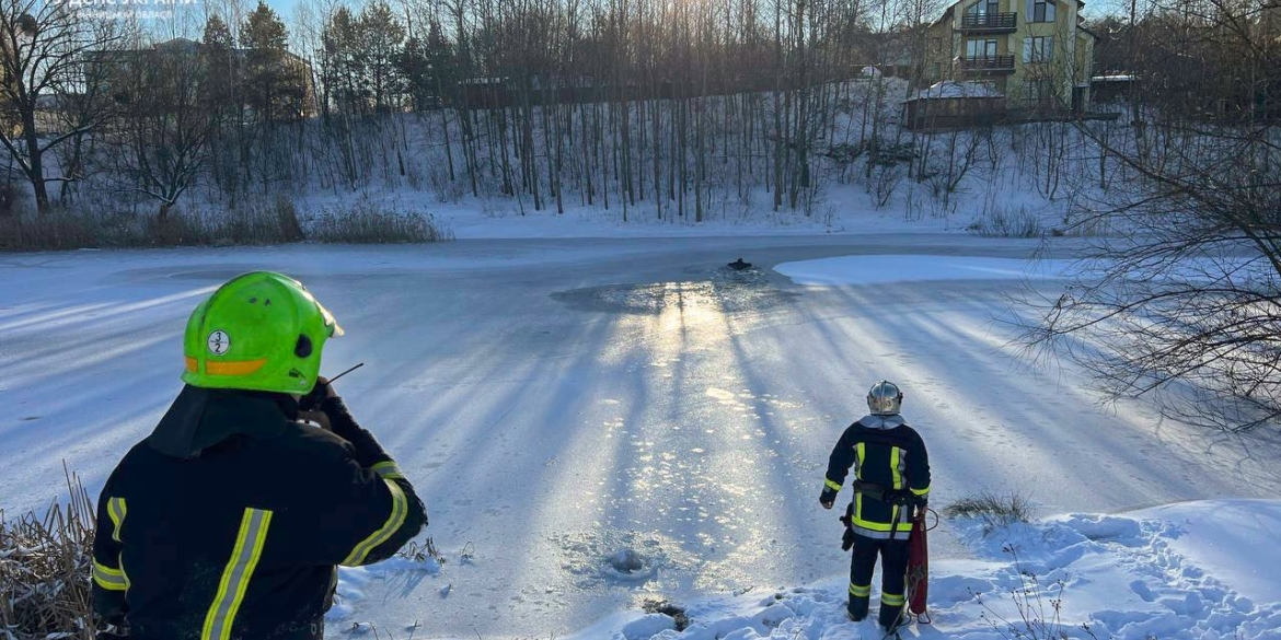 У Вінниці врятували чоловіка, який провалився під лід на ставку