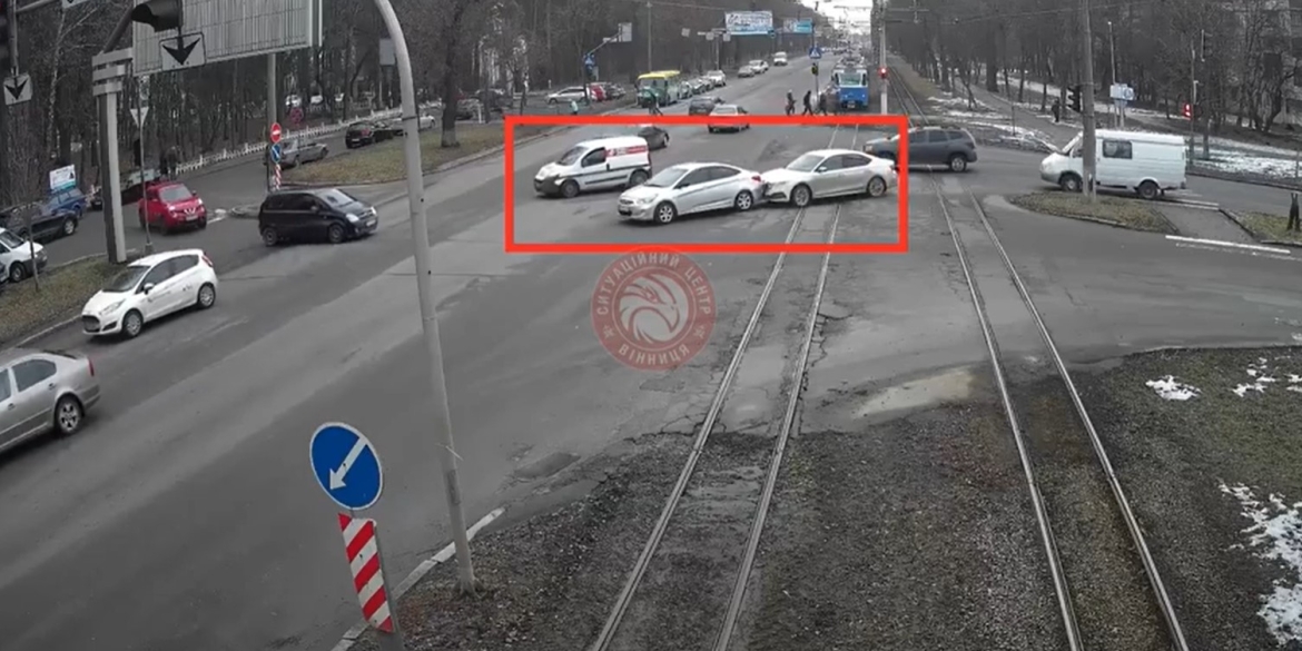 У Вінниці зіштовхнулися два авто зупинився рух трамваїв