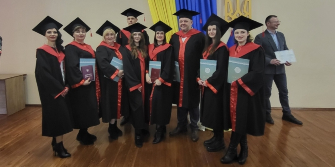 У Вінницькій академії безперервної освіти 100 випускників отримали дипломи магістра