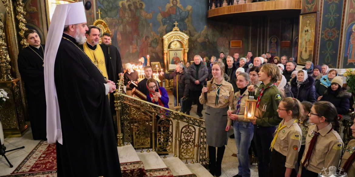 У Вінницький кафедральний собор привезли Вифлеємський вогонь