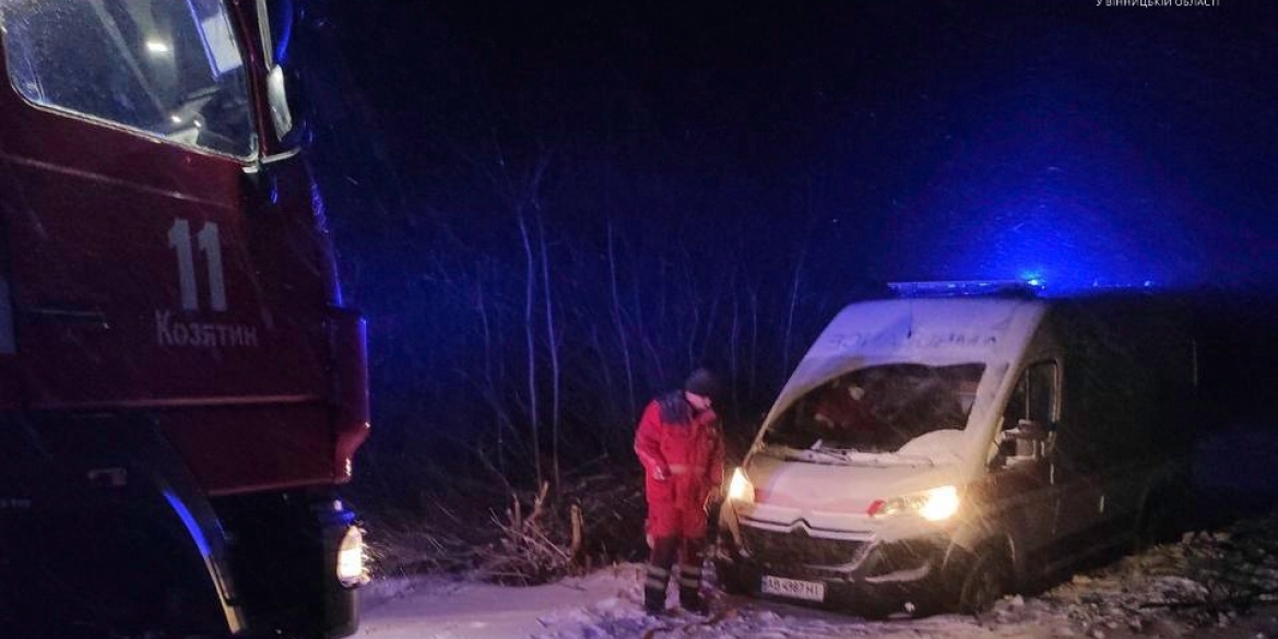 У Вінницькій області в сніговому заметі застряг автомобіль “швидкої допомоги”
