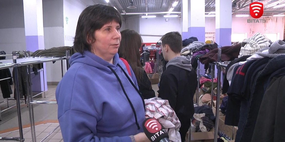 У Вінницькому гуманітарному центрі переселенцям допомагають із одягом