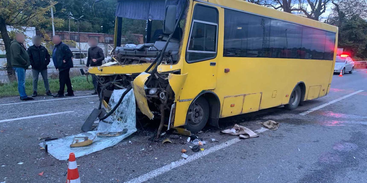 У Вінницькому районі автобус зіткнувся з «МАЗом» - вісім травмованих