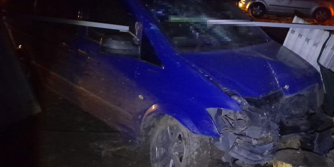 У Вінницькому районі водій Mercedes в'їхав у паркан, травмована пасажирка