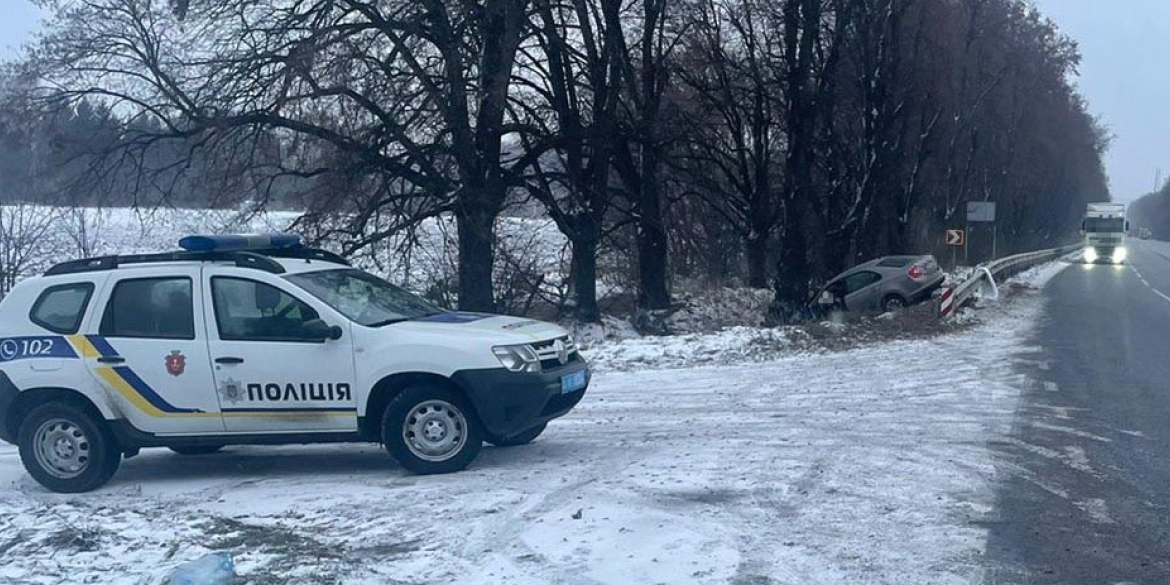 У Вінницькому районі водій з’їхав у кювет, де зіткнувся з деревом