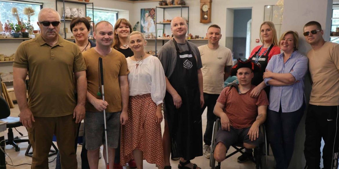 У Вінниці 10 ветеранів пройшли навчання в унікальному проєкті проєкт “Гончарство в темряві”
