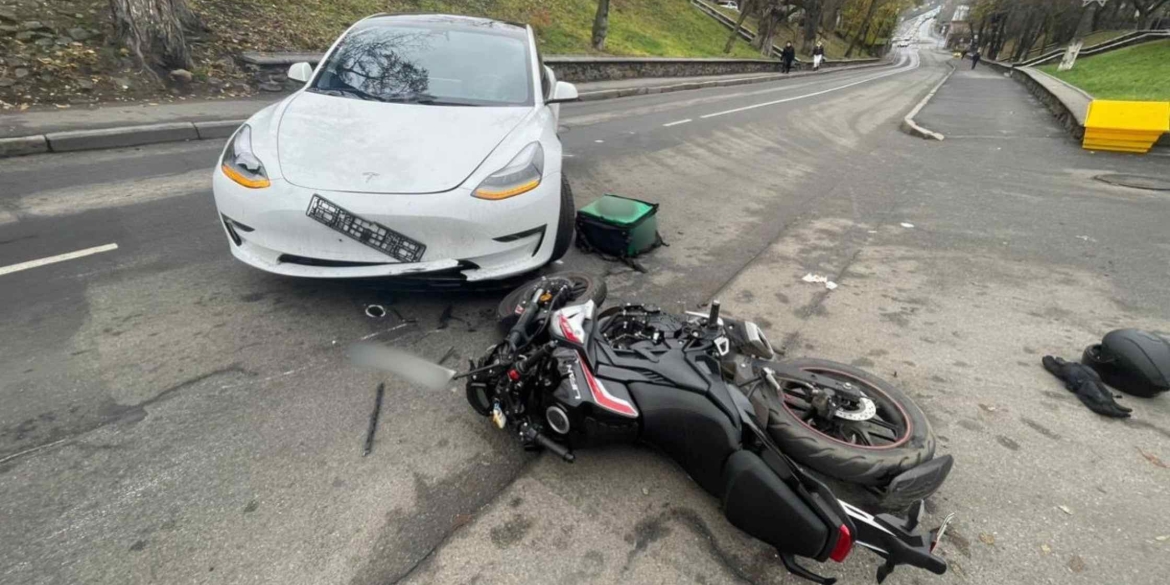 У Вінниці 17-річного мотоцикліста без прав на повороті збила Tesla
