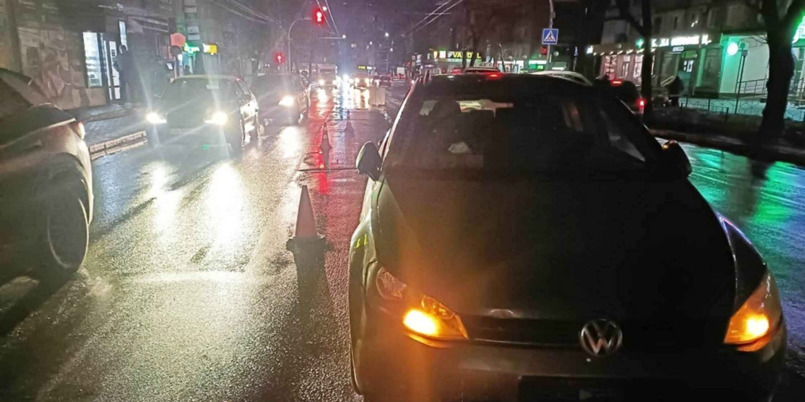 У Вінниці 18-річний водій збив жінку, яка вийшла на “червоний” на дорогу