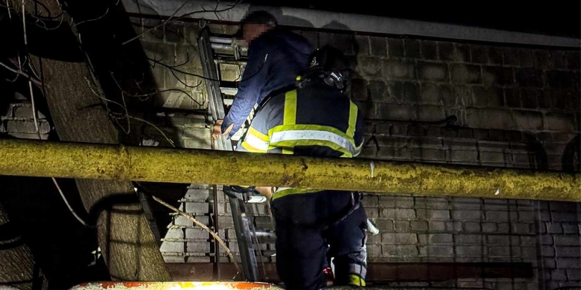 У Вінниці 44-річний чоловік застряг на даху котельні