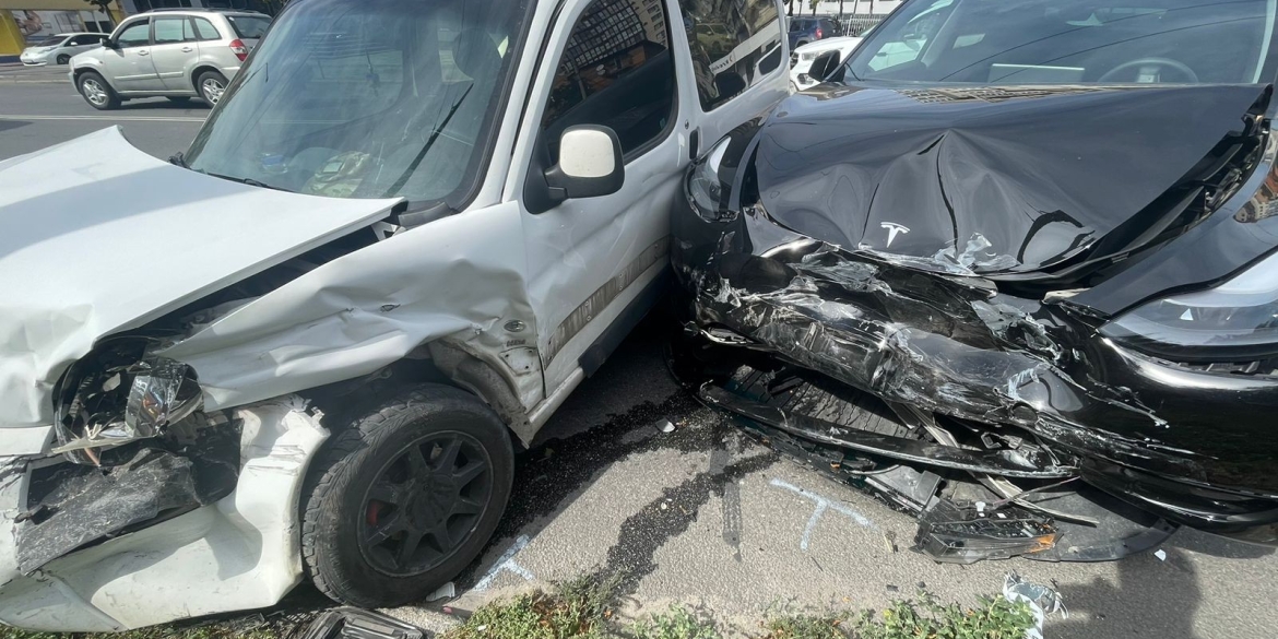 У Вінниці 74-річний водій автомобіля Tesla протаранив Peugeot