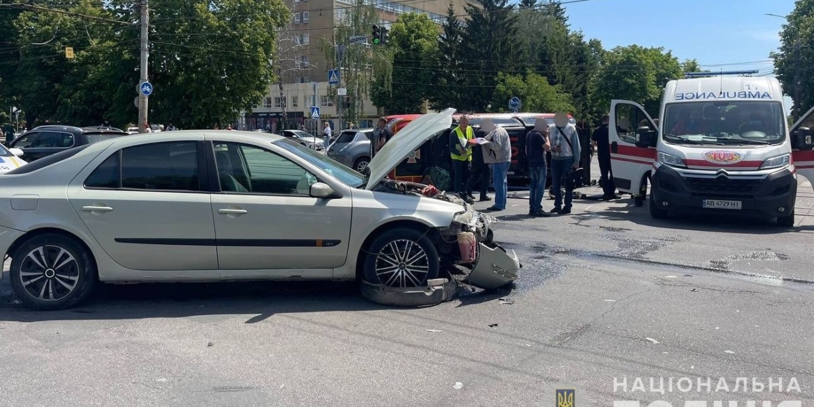 У Вінниці автівка рятувальників зіткнулась з легковиком