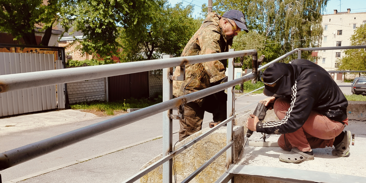 У Вінниці біля житлового будинку на Дмитра Білоконя встановлюють пандус