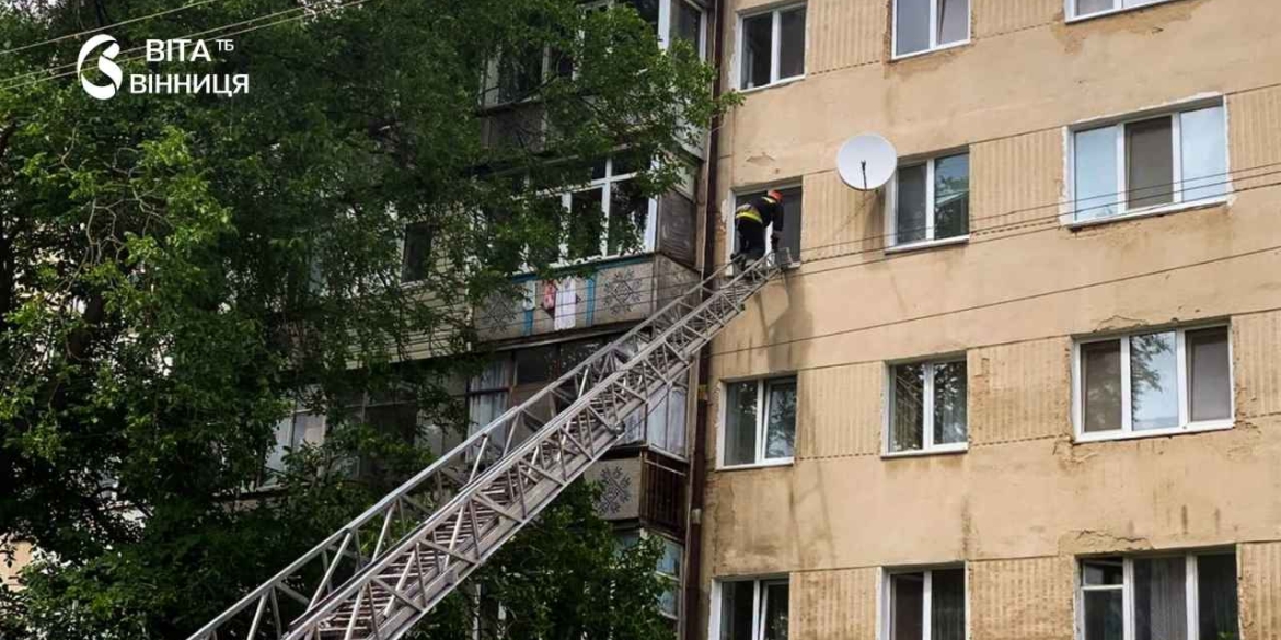 У Вінниці бійці ДСНС врятували літню жінку, якій стало зле вдома