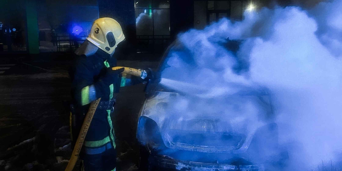 У Вінниці через несправність електричної системи згорів легковик