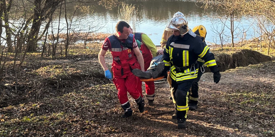 У Вінниці чоловік впав зі скелі – на допомогу викликали рятувальників
