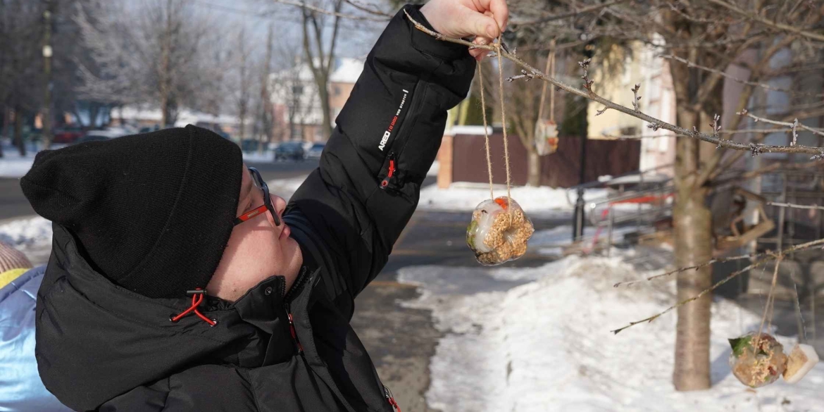У Вінниці діти та молодь з інвалідністю створюють екогодівнички для птахів