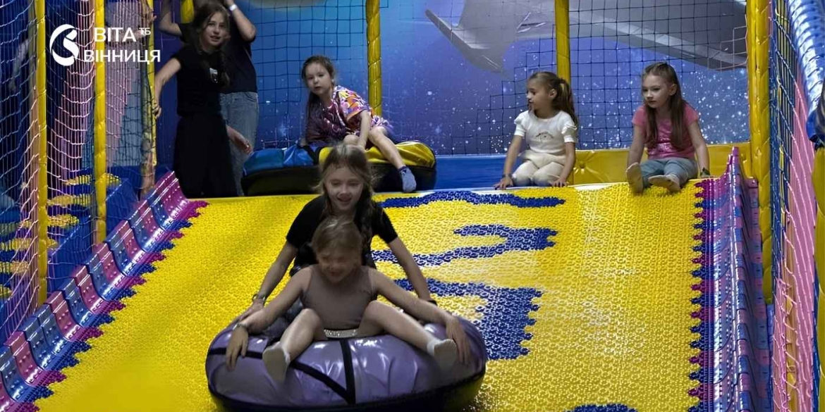 У Вінниці для дітей із табору «ЯМаріуполь.Родина» організували розваги в «Країні мрій»