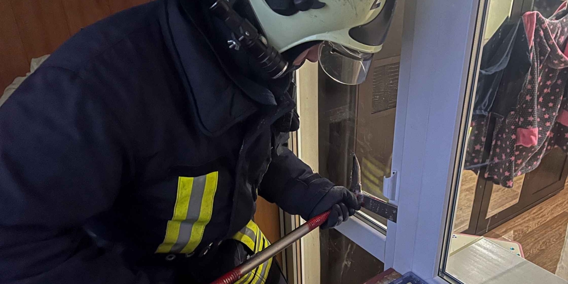 У Вінниці дворічний малюк випадково зачинив маму на балконі