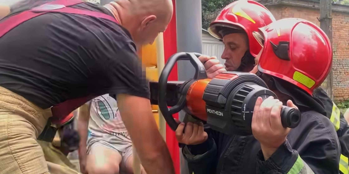 У Вінниці дитина застрягла на дитячій гірці