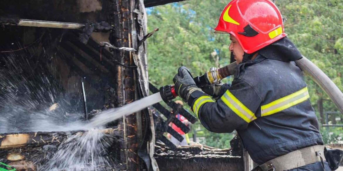 У Вінниці горіли ятки на зупинці громадського транспорту