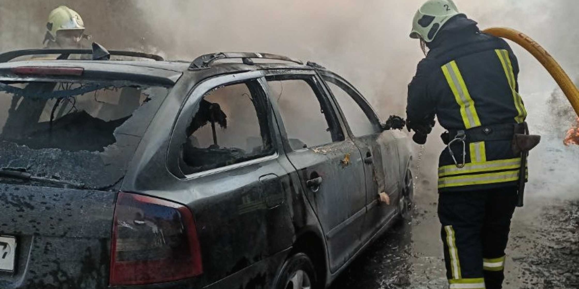 У Вінниці горів легковик – вогонь перекинувся на автівки, припарковані поруч У Вінниці горів легковик – вогонь перекинувся на автівки, припарковані поруч